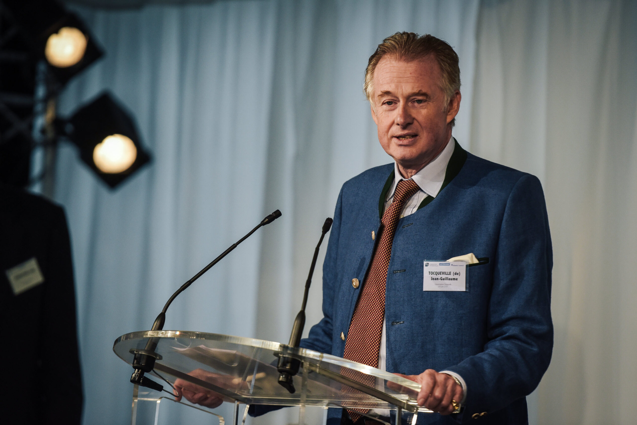 Jean-Guillaume de Tocqueville, avocat d'affaires et est associé du Cabinet Gide, prend ici la parole lors des "Conversations Tocqueville", organisées en partenariat avec Le Figaro, au château de Tocqueville, en Normandie. Elles réunissent quelque 150 intellectuels, diplomates, politiques, hommes d'affaires et journalistes des deux rives de l'Atlantique pour réfléchir à la crise qui traverse l'Occident.